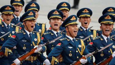 Pasukan militer China saat menyambut kedatangan Presiden AS Trump di Beijing
