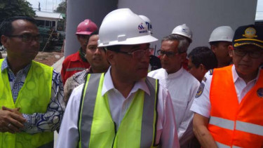 Menteri Perhubungan, Budi Karya Sumadi, memeriksa kesiapan pengoperasian kereta khusus jalur dari dan menuju Bandara Soekarno-Hatta di Tangerang, Banten, pada Kamis, 23 November 2017.