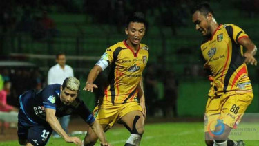 Kapten tim Mitra Kukar, Bayu Pradana (tengah)