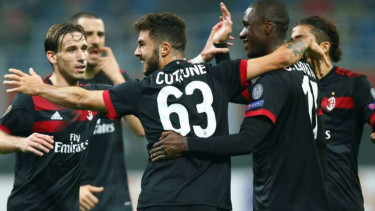 Pemain AC MIlan merayakan gol