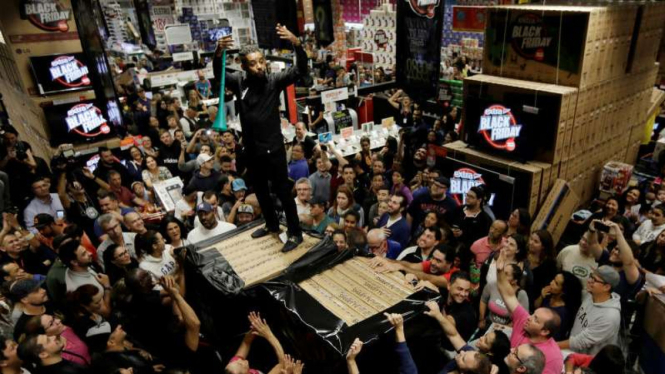 Konsumen menyerbu barang edisi terbatas di Sao Paulo