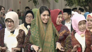 Selvi Ananda menari Tor tor