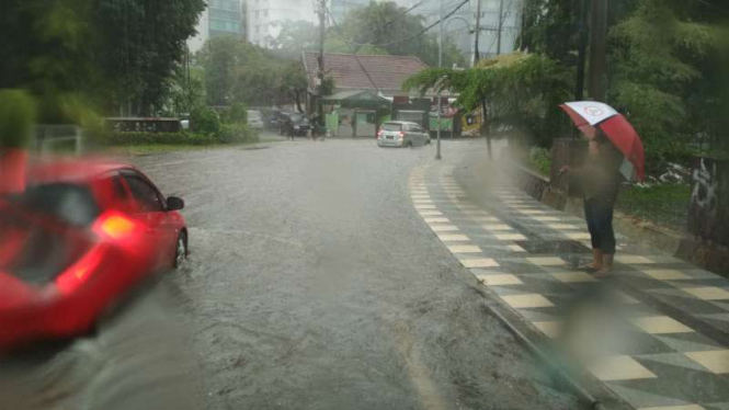Genangan air akibat hujan deras di sekitar Taman Apsari Surabaya, Jawa Timur, pada Jumat, 24 November 2017.