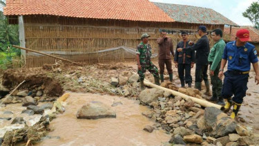 Wakil Bupati Garut Helmi Budiman meninjau permukiman warga yang terdampak bencana banjir bandang, Jumat (24/11/2017)