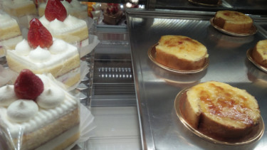 Kue-kue Chateraise.