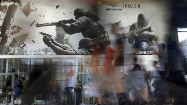 Sejumlah pengunjung mendatangi booth game Ubisoft di Jerman.