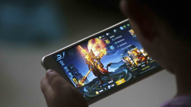 Seorang anak asyik bermain game di gadget. (ilustrasi)