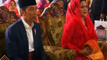 Presiden Jokowi & Ibu Iriana di Pernikahan Kahiyang & Bobby