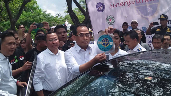 Menteri Perhubungan saat resmikan stiker untuk taksi online.