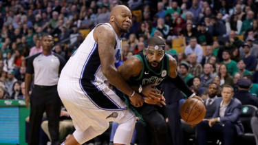 Point guard Boston Celtics, Kyrie Irving (kanan)