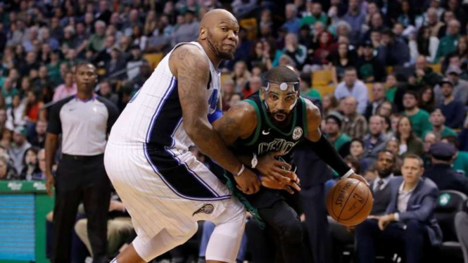 Point guard Boston Celtics, Kyrie Irving (kanan)