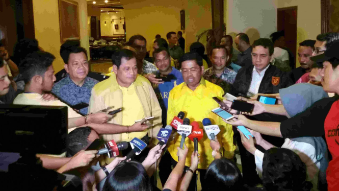 Sekjen Golkar Idrus Marham (kanan) dan Ketua Harian Nurdin Halid