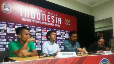 Luis Milla Aspas bersama pemain Timnas usai laga kontra Guyana.