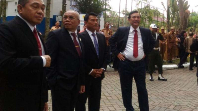 Menteri Koordinator Bidang Maritim dan Sumber Daya Luhut Binsar Panjaitan (paling kanan).