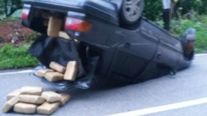 Mobil membawa diduga ganja terjungkal di Aceh.