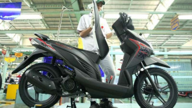 Pekerja sedang merakit Honda Vario eSP baru.