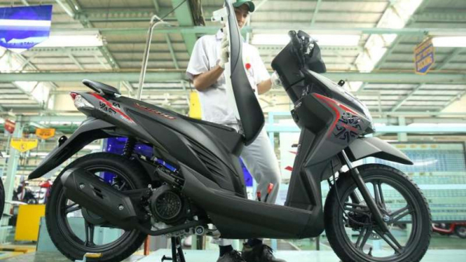 Pekerja sedang merakit Honda Vario eSP baru.
