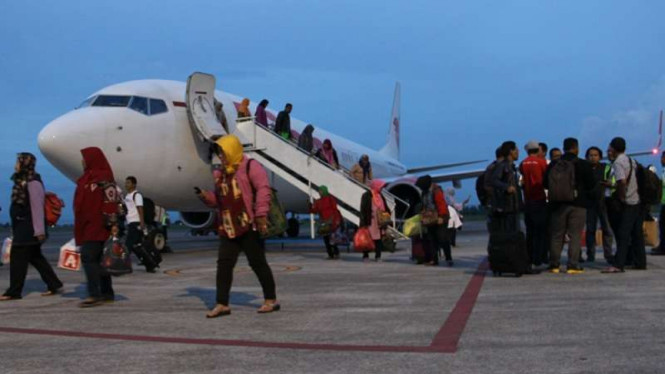Sejumlah penumpang turun dari pesawat Lion Air setelah gagal berangkat ke Surabaya setelah penutupan Bandara Internasional Lombok, Minggu (26/11). 