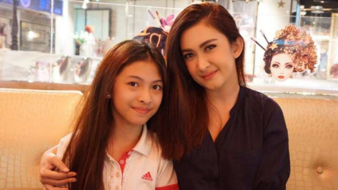 Nafa Urbach dan Almira