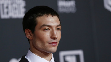 Ezra Miller saat menghadiri premier film Justice League di California, Amerika Serikat, 13 November 2017.