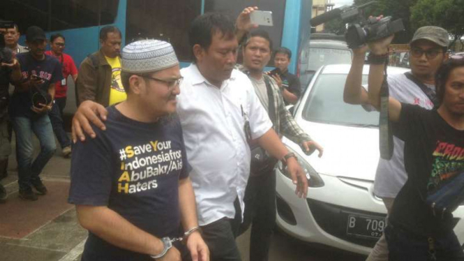 Jonru Ginting, tersangka ujaran kebencian dibawa ke kejaksaan