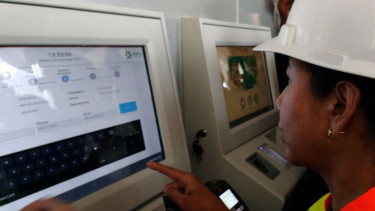 Menteri BUMN Rini Soemarno saat membeli tiket kereta Bandara Soetta.