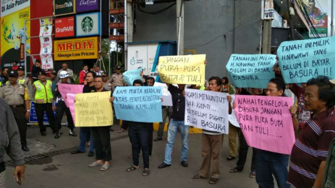 Ahli waris Nawawi bin H. Mudemar, unjuk rasa di depan Apartemen Bassura City.