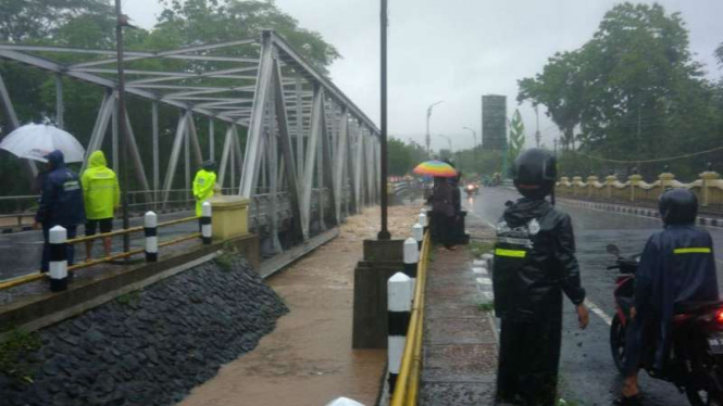 Jalan utama yang menghubungkan Yogyakarta - Wonosari dialihkan karena banjir