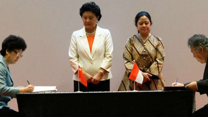 Puan Maharani (kanan) dan Madame Liu Yandong menyaksikan penandatanganan dokumen kerja sama antara pemerintah Indonesia dengan Tiongkok di Solo, Jawa Tengah, pada Selasa, 28 November 2017.