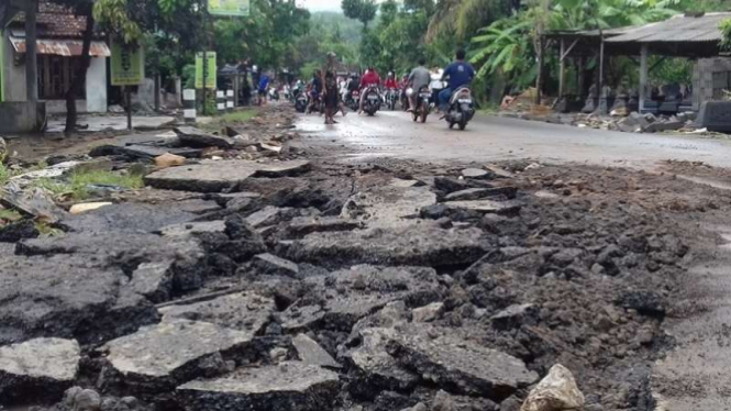 Jalan alternatif Bantul-Kabupaten Gunung Kidul rusak diterjang banjir.