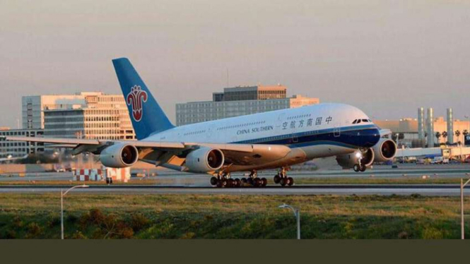 Pesawat Airbus tipe A380 miliki maskapai China Southern. 