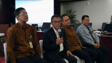 Dirjen Pajak Kementerian Keuangan, Ken Dwijugiasteadi (Kedua dari Kiri).