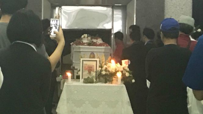 Prosesi kremasi Bondan Winarno