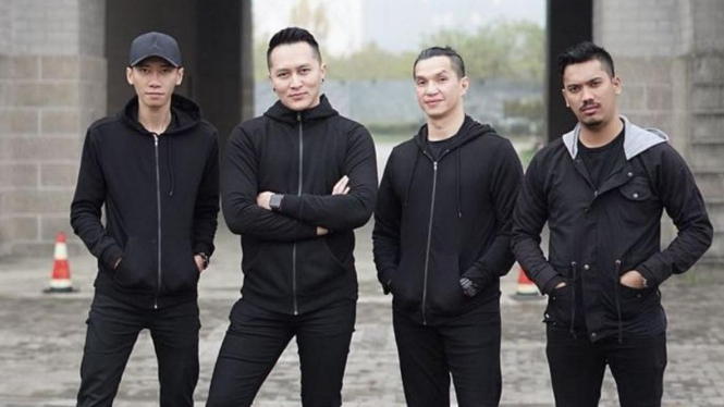 Demian Aditya dan Edison Wardhana (samping Demian)