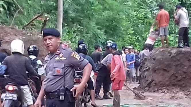 Banjir dan tanah longsor sebabkan sejumlah objek wisata ditutup.