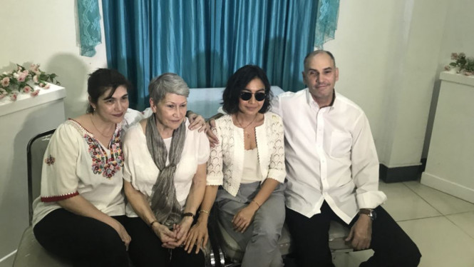Yvonne Winarno dan ketiga buah hatinya