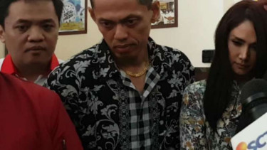 Mulan Jameela ikut menjemput Ahmad Dhani di Polres Jakarta Selatan. (01/12/17)