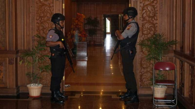 Polisi berjaga saat KPK geledah ruang Gubernur Jambi Zumi Zola.