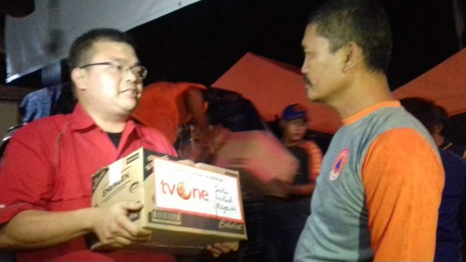 Ketua Yayasan Satu Untuk Negeri tvOne Isvan Naviansyah memberikan bantuaan kemanusian untuk korban banjir dan longsor Kabupaten Bantul, Jumat, (1/12/2017)