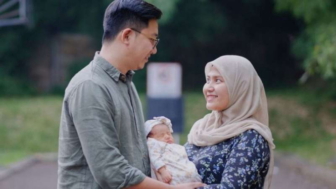 Pasangan suami istri urus anak