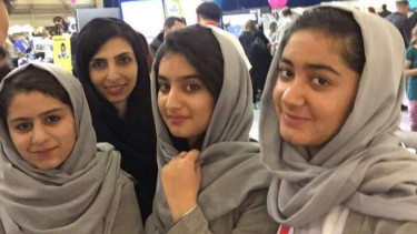 Sebagian tim robotik dari Afghanistan yang menang di Eropa.