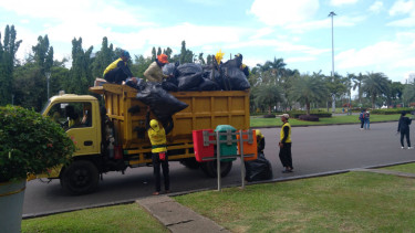 Truk mengangkut sampah di kawasan Monas.