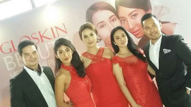 Julia Alexandra di acara Gloskin