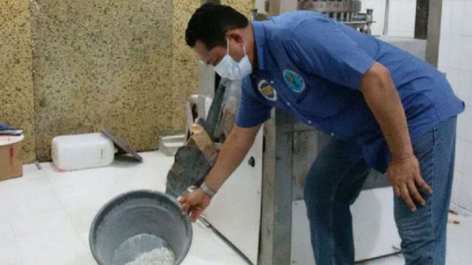 Aparat BNN memeriksa ruangan produsen pil PCC di sebuah rumah mewah di Semarang, Jawa Tengah, pada Senin, 4 Desember 2017.
