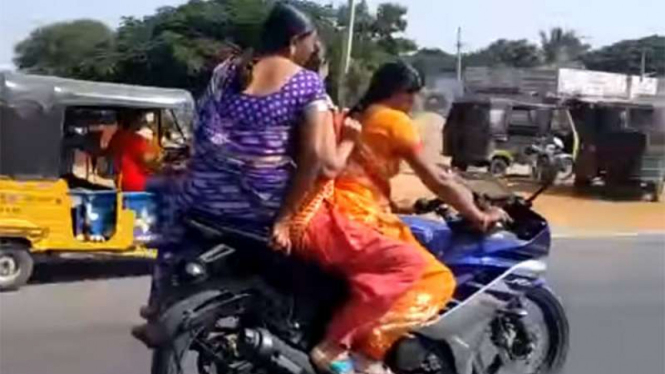 Ilustrasi emak-emak bonceng tiga naik motor.