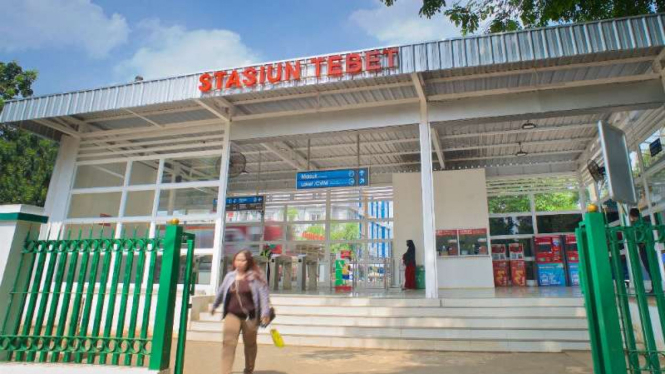 Hall arah Kampung Melayu di Stasiun Tebet langsung menuju bus Transjakarta.
