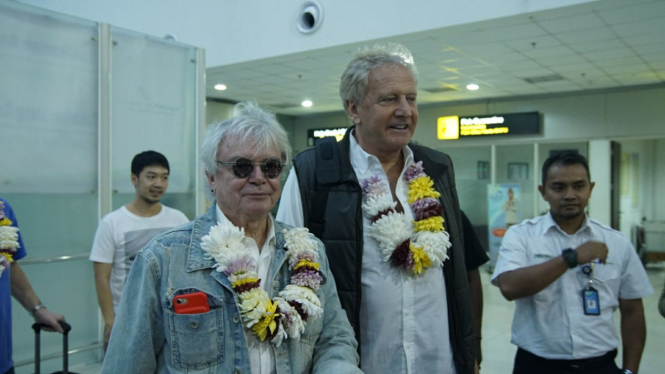 Duo Russel Air Supply setiba di Bandara Juanda Surabaya