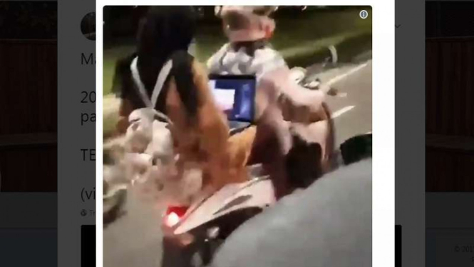 Naik motor tak pakai helm, buka laptop pula