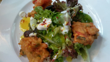 Kombinasi salad dan gorengan dengan Saus Honey Mustard.