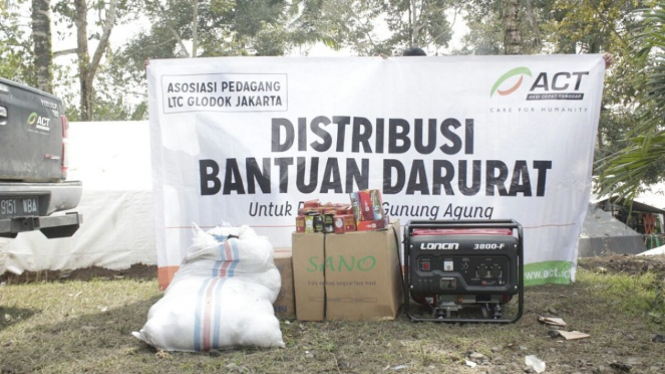 Bantuan genset untuk posko pengungsian erupsi Gunung Agung.